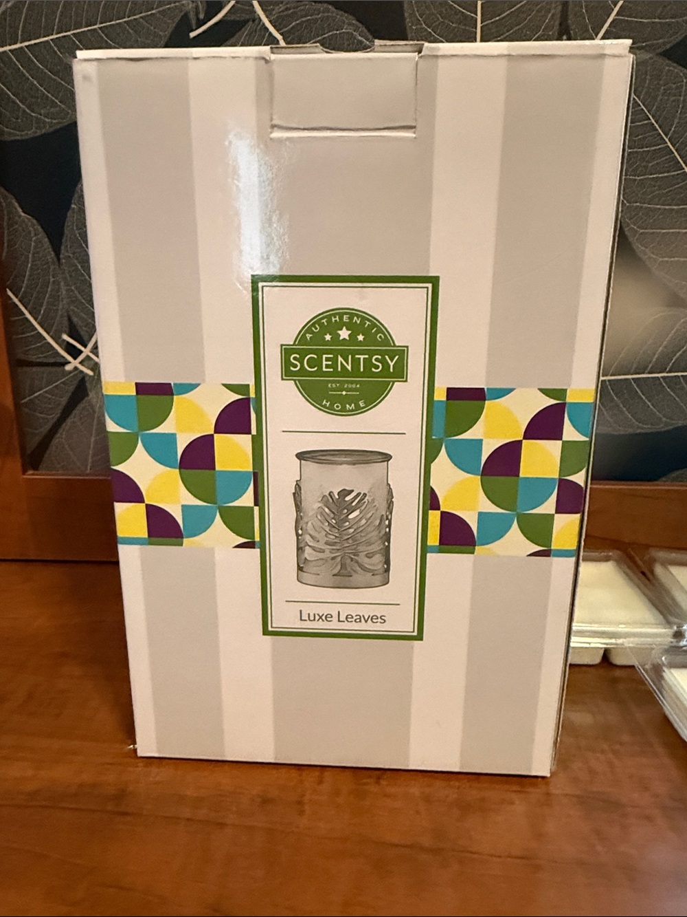 Scentsy Luxe Leaves Ceramic Warmer in White with Green Accent and 3 wax melts